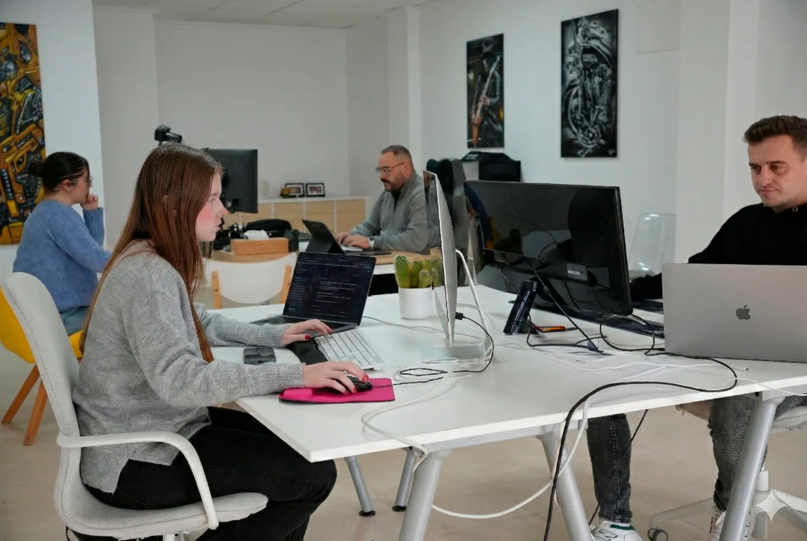 Equipo de la agencia SEO en Dénia aplicando una estrategia nacida de negocios propios