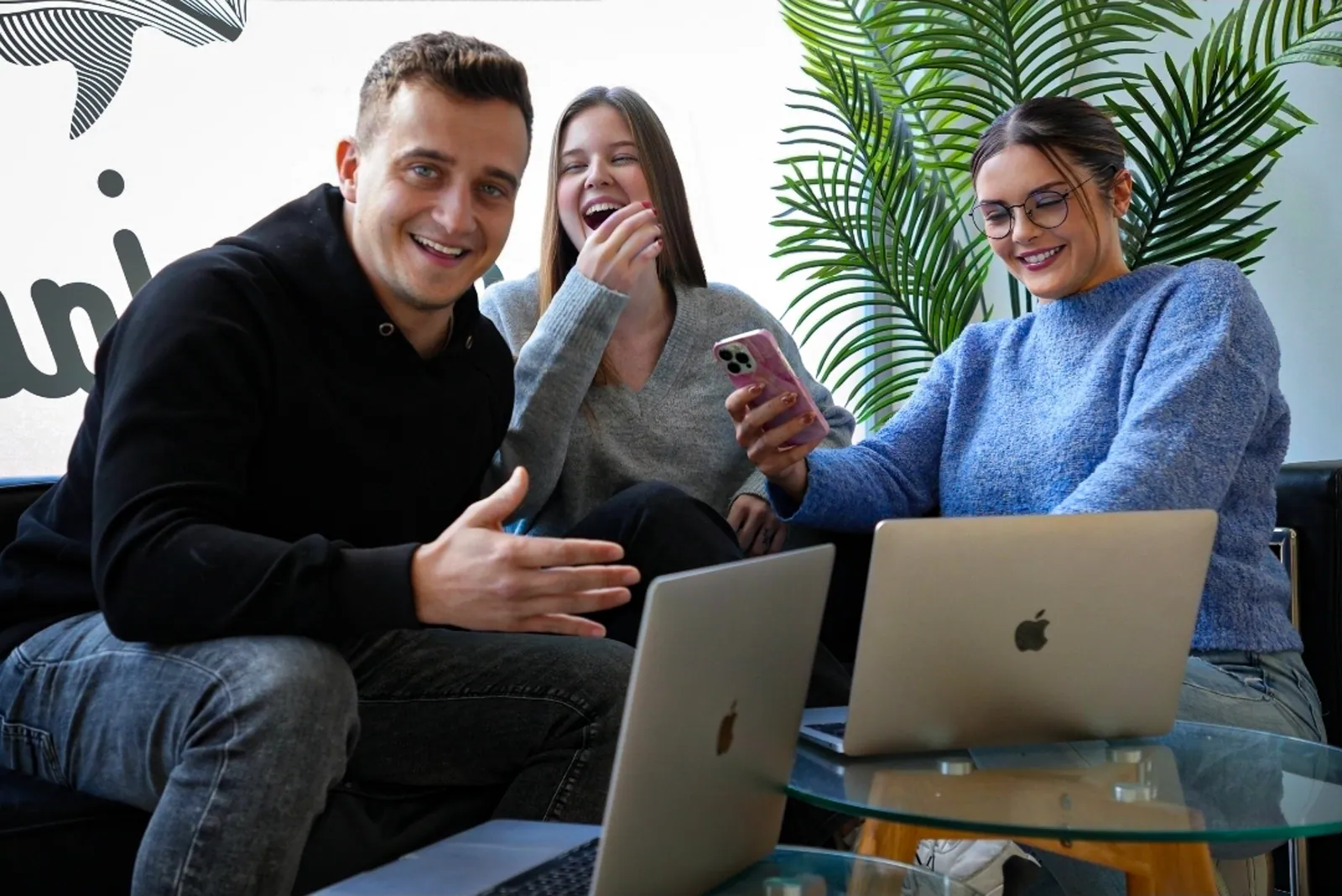 Parte del equipo de Enredados Marketing trabajando en la oficina