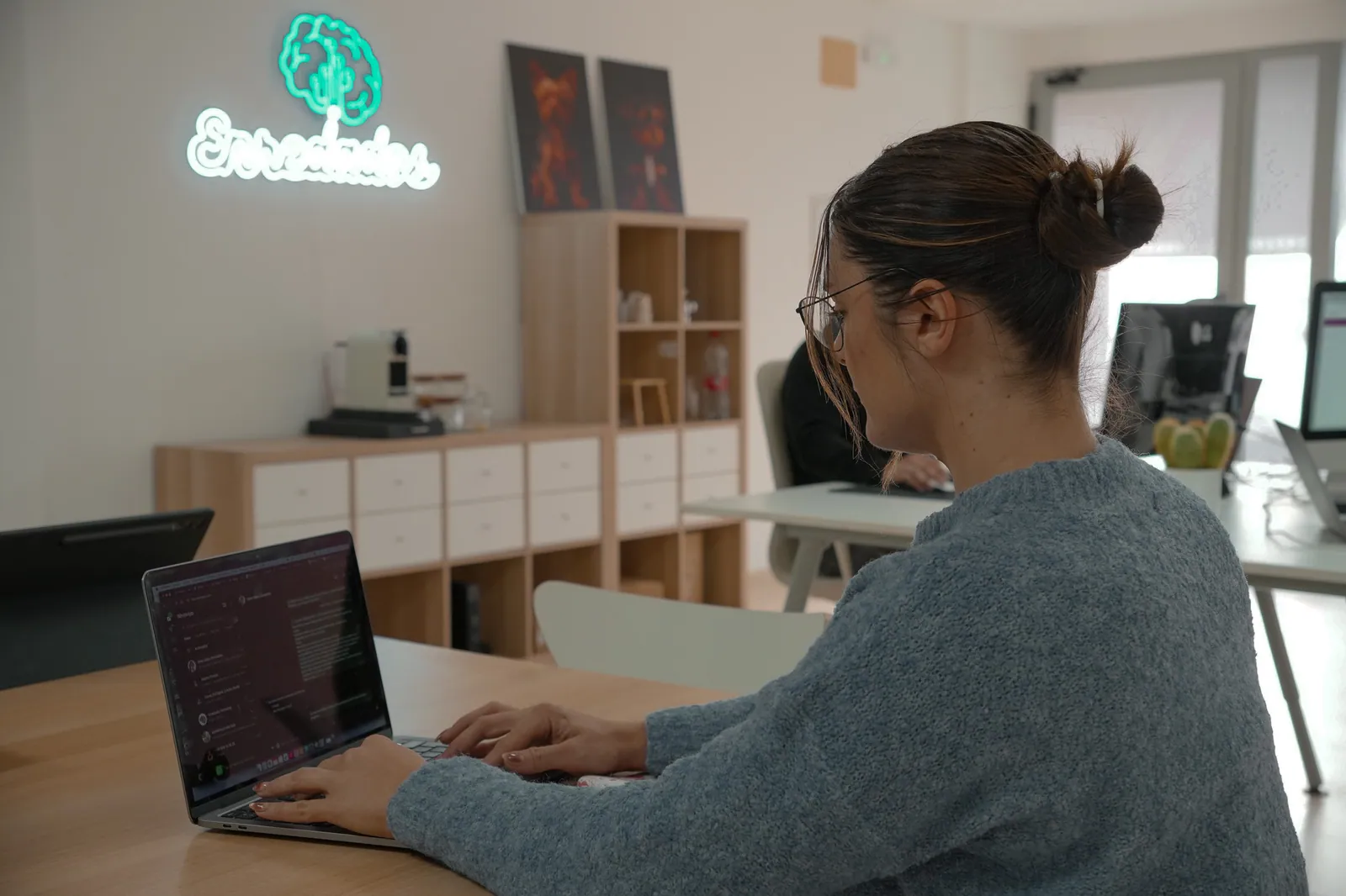 Profesional de Enredados trabajando con inteligencia artificial y automatizaciones