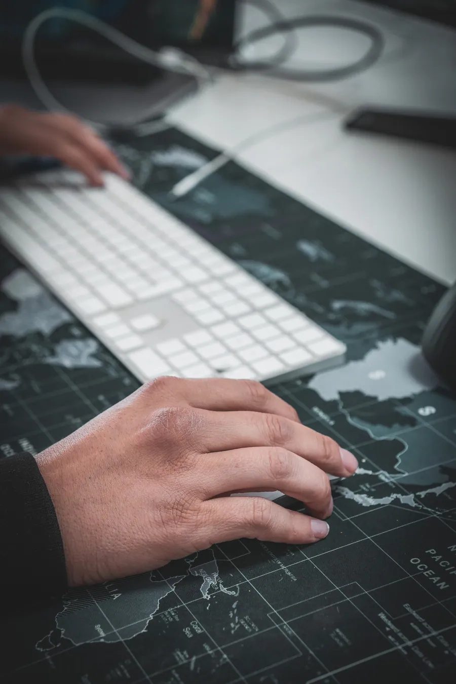 Especialista de la agencia SEO en Dénia analizando una estrategia de posicionamiento
