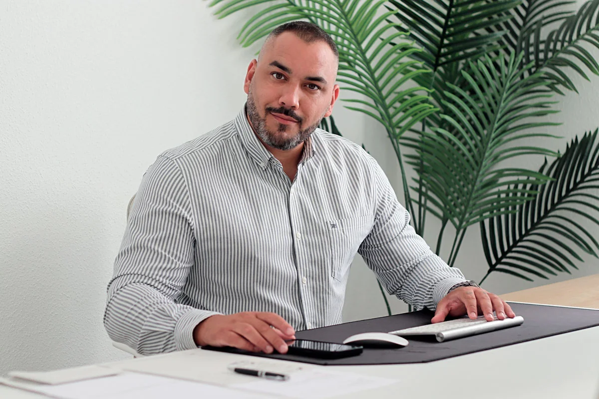 Raúl García, fundador de Enredados Marketing, trabajando en la oficina