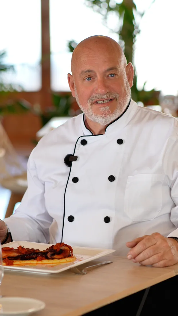 Chef ante la cámara durante una producción profesional de contenido para restauración